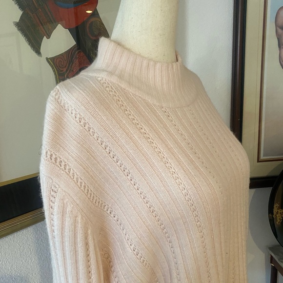 Pink sweater with slits on the side - Picture 3 of 3